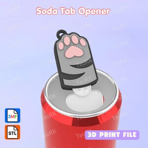 Puede incluir: Una lata de refresco roja con una tapa plateada y un abrebotellas de lengüeta de refresco con huella de pata gris y rosa. Las palabras "Soda Tab Opener" están en la parte superior de la imagen. Las palabras "3D PRINT FILE" están en la parte inferior.