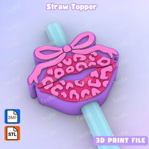 Puede incluir: Un adorno de paja morado con un lazo rosa y labios con diseño de estampado de leopardo. Se inserta una pajita azul claro. El texto "Straw Topper" está en la parte superior. Las palabras "3D PRINT FILE" están en la parte inferior.