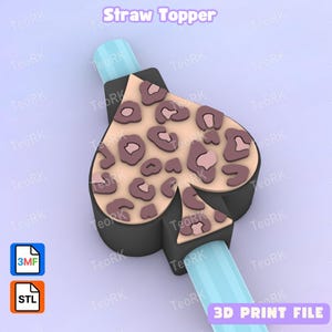 Può includere: Un copripaglie a forma di picche con una superficie beige e un motivo leopardato marrone scuro, montato su una cannuccia a righe azzurre. Il testo Straw Topper e 3D PRINT FILE è visibile, insieme alle icone dei formati di file 3MF e STL.