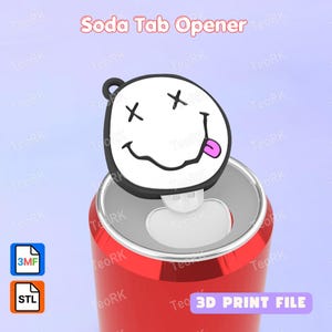 Op de afbeelding: Een rode frisdrankblik met een wit en zwart smiley-gezicht frisdrank-tabbladopener. De opener heeft een zwarte lus om op te hangen en een roze tong. De tekst "Soda Tab Opener" staat bovenaan de afbeelding. De teksten "3MF" en "STL" staan linksonder.