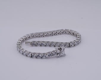 Pulsera de tenis hecha a mano con moissanita y plata de ley chapada en oro de 14 quilates.