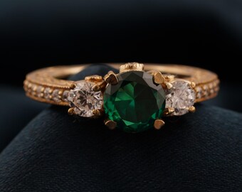 Groene smaragd verlovingsring: 14 kt geelgoud vintage drie stenen