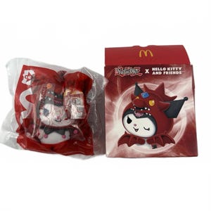 Könnte beinhalten: Rustikales Holzschild mit dem Text "Welcome to our home" in handschriftlichem Stil. Das Schild hat eine Used-Optik und ein schlichtes, einladendes Design, perfekt für eine Veranda oder einen Eingangsbereich.