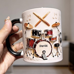 Taza personalizada con detalles de baterista, taza de cerámica genial para batería, taza de café con reproductor de música, regalo de músico para él, regalo de banda de batería ipatudrm00009