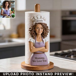 Peut inclure: Un porte-essuie-tout décoratif avec une femme sculptée portant une toque de chef et un tablier. Le chapeau porte le nom "Jennifer", et le tablier dit "Mommy, We Love You". Le support est posé sur une base en bois.