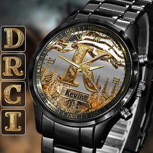Könnte beinhalten: Schwarze Armbanduhr mit goldenem Zifferblatt mit dem Buchstaben "K" und dem Namen "Kevin". Die Uhr hat goldene Zeiger und römische Ziffern. Das Armband ist schwarz.