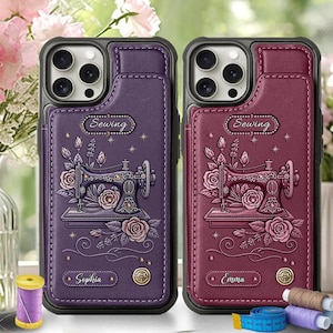Może przedstawiać: Dwa etui na telefon z motywem szycia. Jedno jest fioletowe, drugie bordowe. Każde etui ma wzór starej maszyny do szycia z różami i napisem "Sewing". Fioletowe etui ma napis "Sophia", bordowe "Emma".