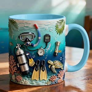 Pode incluir: Uma caneca de cerâmica com tema de mergulho. A caneca apresenta um interior e uma alça azuis, com uma cena subaquática detalhada, incluindo um tanque de mergulho, máscara, barbatanas e uma tartaruga marinha. O nome "Sophia" está escrito na lateral.