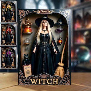 Può includere: Una bambola di nome Sophia, vestita da strega, con un vestito nero, cappello e mantello, esposta in una scatola decorativa. La scatola include una scopa, un gatto nero e la parola "WITCH" in basso. Sono mostrate bambole aggiuntive con diversi colori di capelli.