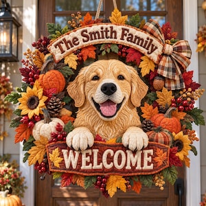 Peut inclure: Une couronne décorative d'automne avec un golden retriever au centre, entouré de citrouilles en tissu, tournesols, pommes de pin et baies rouges. La couronne comprend deux bannières en tissu avec le texte The Smith Family et WELCOME.