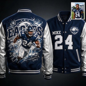 Peut inclure: Une veste universitaire bleu marine et argent avec un grand graphique d'un joueur de football américain portant le numéro 24 au dos. Le devant affiche le nom MIKE, le numéro 24 et un logo d'aigle. La veste a des poignets et un ourlet côtelés.