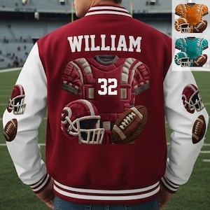 Pode incluir: Casaco universitário bordô e branco com o nome "WILLIAM" e o número "32" nas costas. O casaco apresenta bordados com tema de futebol, incluindo um capacete e uma bola. As mangas são brancas com detalhes bordô.