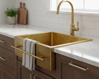 Aanrecht met plank van gehamerd ongelakt messing