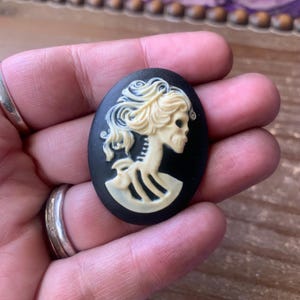 Skeleton Cameos 40x30mm Resin