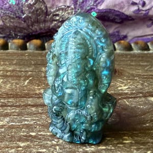 ラブラドライトのガネーシャ象神像彫刻、青緑色の閃光