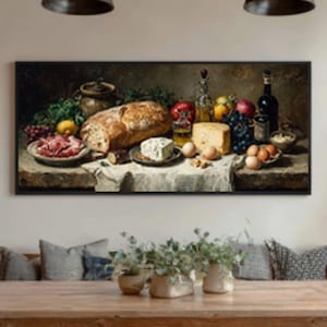 Könnte beinhalten: Ein Esszimmer mit einem großen Holztisch, einer Bank und Stühlen. Über dem Tisch hängt ein Gemälde eines Stilllebens mit Brot, Käse, Obst und Wein. Der Raum hat einen rustikalen Stil mit freiliegenden Balken und gewölbten Türen.