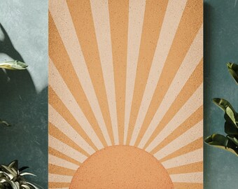 Könnte beinhalten: Ein rechteckiger Leinwanddruck mit einem stilisierten Sonnenstrahl-Design in Orange- und Cremetönen. Das Kunstwerk ist an einer türkisfarbenen Wand angebracht, ergänzt durch Topfpflanzen. Das Design erzeugt eine warme und einladende Atmosphäre. Geeignet für verschiedene Einrichtungsstile.
