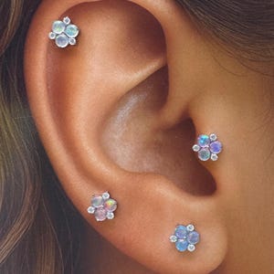 Aretes de titanio con ópalo australiano natural • Concha • Trago • Hélice • Torre • Aretes de cartílago • Aretes con parte trasera plana • Aretes pequeños