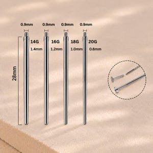 Puede incluir: Cuatro barras de piercing de metal plateado con extremos roscados. Las barras están marcadas con 14G, 16G, 18G y 20G, correspondientes a grosores de 1,4mm, 1,2mm, 1,0mm y 0,8mm. Cada barra mide 28mm de largo con una rosca de 0,9mm.