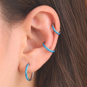 A+ Titan Opal Huggie Hoop Örhängen • Elegant Opal Örhängen • Blå Ädelstensringar • Eleganta Opal Smycken • Näsring • Hypoallergent örhänge