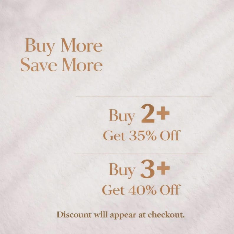 Op de afbeelding: Een lichtgekleurde afbeelding met bruine tekst die luidt: Buy More Save More, Buy 2+ Get 35% Off, Buy 3+ Get 40% Off, en Discount will appear at checkout. De achtergrond heeft een subtiele, zachte en getextureerde uitstraling met lijnen.