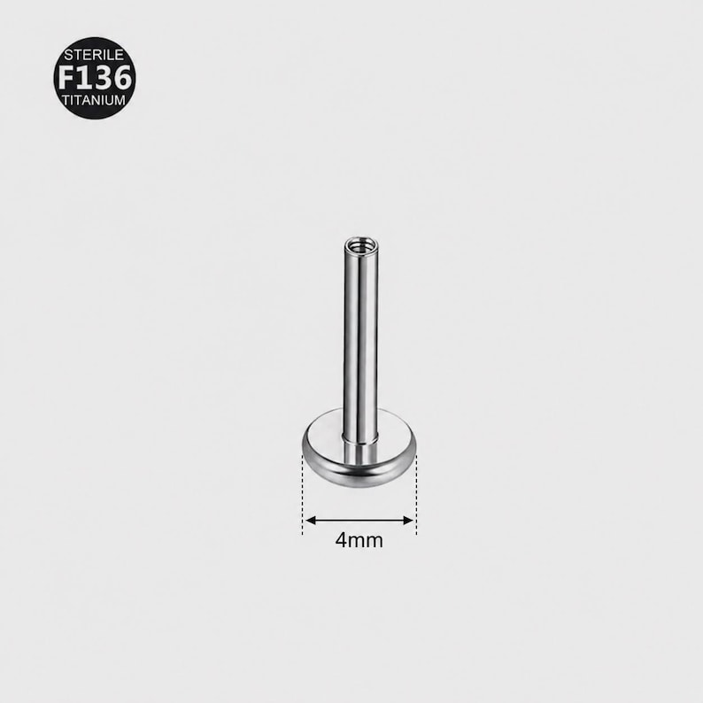Op de afbeelding: Een zilverkleurige labret-stud met platte achterkant, gemaakt van steriel F136-titanium. De ronde basis van het sieraad heeft een diameter van 4mm. De staaf is cilindervormig met een schroefdraad aan de bovenkant voor lichaams-piercings.