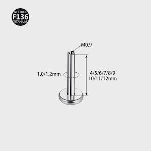 Op de afbeelding: Een zilverkleurige titanium labret-stud met een platte ronde basis en een schroefdraadstaafje. De afbeelding toont technische specificaties: M0.9 schroefdraad, 1.0/1.2mm dikte en lengtes van 4mm tot 12mm. Een badge vermeldt Sterile F136 Titanium.