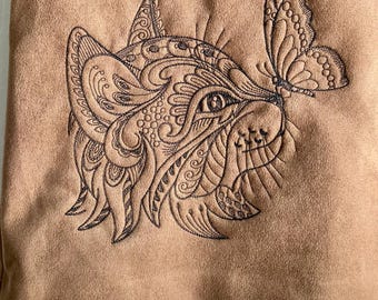 Falda de gamuza reciclada talla M con bordado de gato y mariposa. Hallazgo de segunda mano añadido.