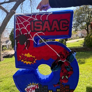 K&ouml;nnte beinhalten: Ein Set aus drei Keramikbechern mit gesprenkelter, matter Oberfl&auml;che. Die Becher sind in Creme-, Hellgrau- und Dunkelgraut&ouml;nen gehalten. Jeder Becher hat ein schlichtes, minimalistisches Design und einen abgerundeten Henkel. F&uuml;r Kaffee oder Tee.