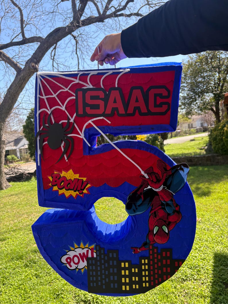 K&ouml;nnte beinhalten: Ein Set aus drei Keramikbechern mit gesprenkelter, matter Oberfl&auml;che. Die Becher sind in Creme-, Hellgrau- und Dunkelgraut&ouml;nen gehalten. Jeder Becher hat ein schlichtes, minimalistisches Design und einen abgerundeten Henkel. F&uuml;r Kaffee oder Tee.