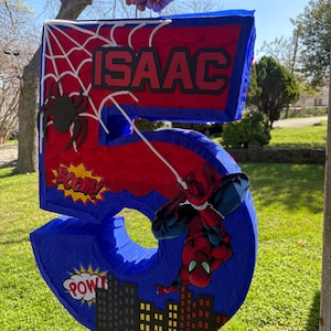 K&ouml;nnte beinhalten: Ein Set aus drei Keramikbechern mit gesprenkelter, matter Oberfl&auml;che. Die Becher sind in Creme-, Hellgrau- und Dunkelgraut&ouml;nen gehalten. Jeder Becher hat ein schlichtes, minimalistisches Design und einen abgerundeten Griff.