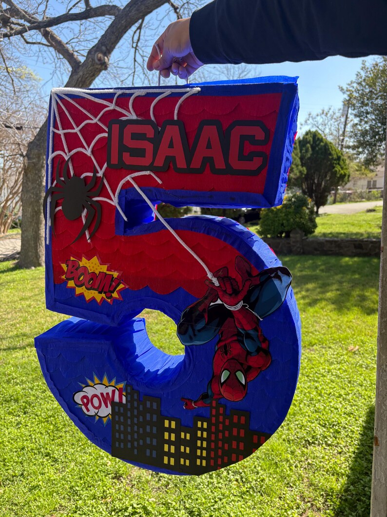 K&ouml;nnte beinhalten: Ein Set aus drei Keramikbechern mit gesprenkelter, matter Oberfl&auml;che. Die Becher sind in Creme-, Hellgrau- und Dunkelgraut&ouml;nen gehalten. Jeder Becher hat ein schlichtes, minimalistisches Design und einen abgerundeten Griff.