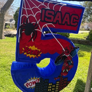 K&ouml;nnte beinhalten: Ein Set aus drei Keramikbechern mit gesprenkelter, matter Oberfl&auml;che. Die Becher sind in Creme-, Hellgrau- und Dunkelgraut&ouml;nen gehalten. Jeder Becher hat ein schlichtes, minimalistisches Design.