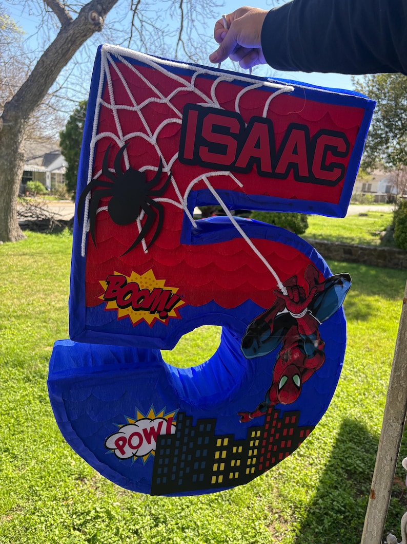 K&ouml;nnte beinhalten: Ein Set aus drei Keramikbechern mit gesprenkelter, matter Oberfl&auml;che. Die Becher sind in Creme-, Hellgrau- und Dunkelgraut&ouml;nen gehalten. Jeder Becher hat ein schlichtes, minimalistisches Design.