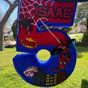 Custom number shaped spiderman pinata Bild 10