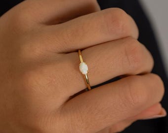 Anillo de ópalo delicado, banda fina de oro, piedra natal de octubre