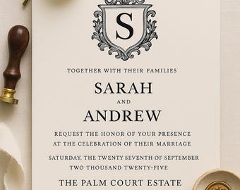 Könnte beinhalten: Elegante Hochzeitseinladung mit den Namen Sarah und Andrew, mit einem dekorativen Wappen mit dem Buchstaben "S". Die Einladung enthält Details zur Zeremonie im The Palm Court Estate in Greenwich, Connecticut.