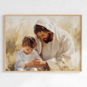 以下が含まれることがあります： 白いローブを着た人物と子供が手を組んでいる様子を描いた、額装されたアートプリント。 このアートワークは、柔らかく暖かい色調を使用し、ぼやけた背景に対して、人物の表情に焦点を当てています。 フレームは明るい色の木材で作られています。