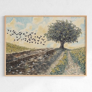 Puede incluir: Una impresión artística enmarcada representa un paisaje rural con un gran árbol, una bandada de pájaros y campos. La obra de arte presenta una paleta de colores de verdes, marrones y azules, con un estilo de ilustración detallado. La impresión está encerrada en un marco de madera marrón claro.
