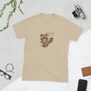 かわいいアライグマの「Uh-Oh」Tシャツ - 自然愛好家のための、面白くて不器用な動物Tシャツ、かわいい森のギフト、心温まる漫画シャツ