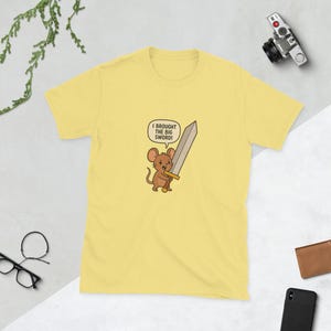 Camiseta divertida con espada de ratón: adorable camiseta de cómic para gamers, amantes de la fantasía y fans de DnD. Regalo de camiseta de ratón guerrero kawaii.