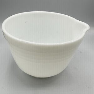 Tigela pequena com nervuras Pyrex vintage Hamilton Beach Racine, Wisconsin com bico