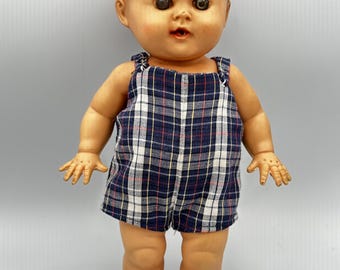 Muñeca bebé Tod L Tot de Sun Rubber, estilo años 50, con pelele a cuadros original, que incluye función de bebida y sonido al mojarla. Juguete coleccionable de mediados de siglo para guardería.