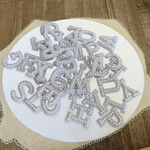 Parche termoadhesivo con letras de perla blanca personalizadas, parches termoadhesivos con letras del alfabeto de perla, manualidades DIY, letras para bolsos, ropa y zapatos.