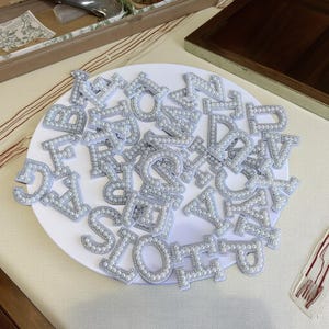 Parche termoadhesivo con letras de perla blanca personalizadas, parches termoadhesivos con letras del alfabeto de perla, manualidades DIY, letras para bolsos, ropa y zapatos.
