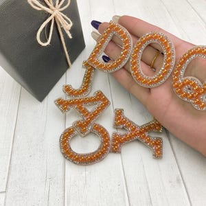 Parche termoadhesivo con letras de perla blanca personalizadas, parches termoadhesivos con letras del alfabeto de perla, manualidades DIY, letras para bolsos, ropa y zapatos.