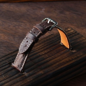 Puede incluir: Un juego de tres tazas de cerámica con un acabado mate moteado. Las tazas son de color crema, gris claro y gris oscuro. Cada taza tiene un diseño simple y minimalista.