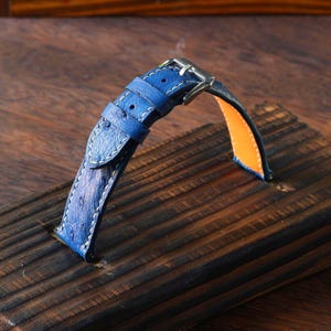 Può includere: Un set di tre tazze in ceramica con finitura opaca e macchiettata. Le tazze sono nei toni crema, grigio chiaro e grigio scuro. Ogni tazza ha un design semplice e minimalista, ideale per caffè o tè.