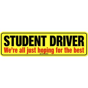 Peut inclure: Autocollant rectangulaire jaune avec le texte noir « STUDENT DRIVER » au-dessus du texte rouge « We're all just hoping for the best ». L'autocollant a une bordure noire et est destiné aux véhicules.