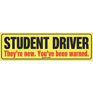 Peut inclure: Un autocollant de pare-chocs rectangulaire jaune avec le texte noir "STUDENT DRIVER" au-dessus du texte rouge qui dit "They're new. You've been warned."